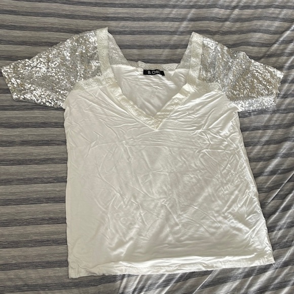 B.Chic top with sparkle sleeves-Size Medium - Picture 1 of 1
